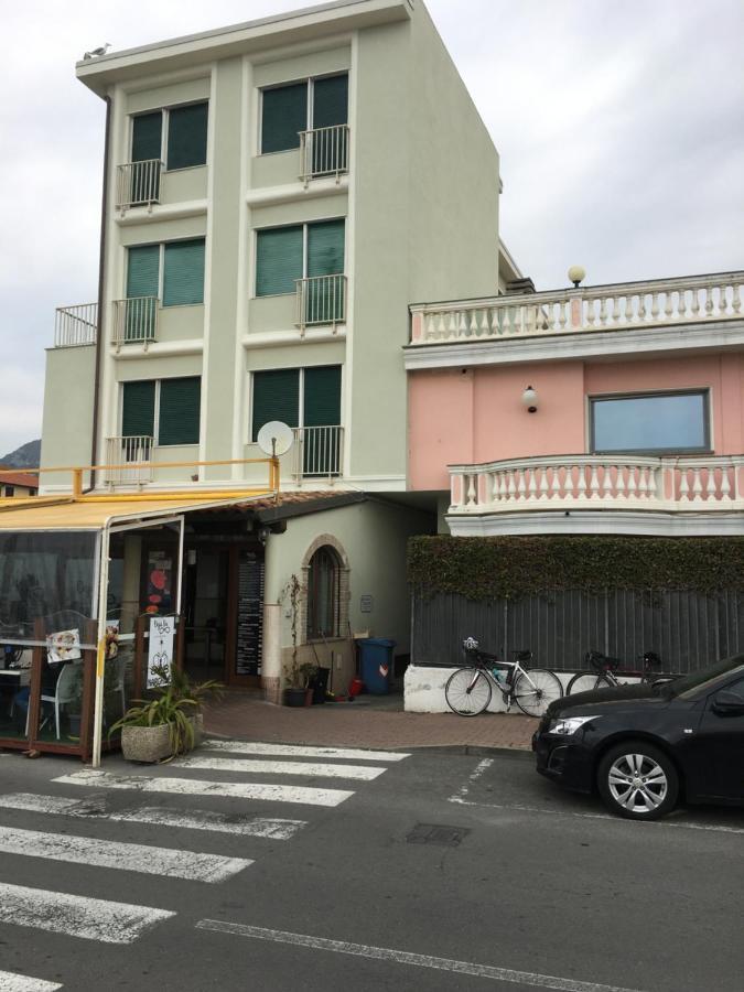 Appartamento Miramare, 2 Camere, Cucina, Bagno, ヴェンティミーリア エクステリア 写真